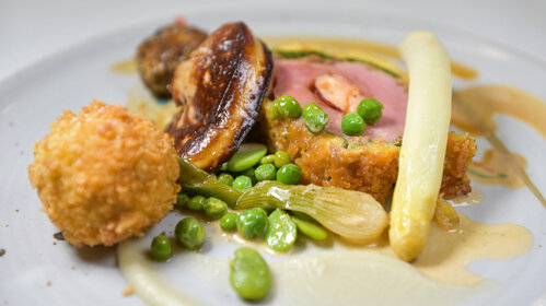 FILET MIGNON DE VEAU FARCI DE HOMARD, CROMESQUIS DE PINCE ET JUS COURT